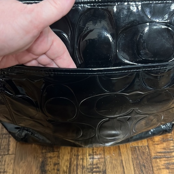 Coach Embossed C Patent Leather
Black Tote Bag Shoulder bag zip closure - Picture 6 of 16
